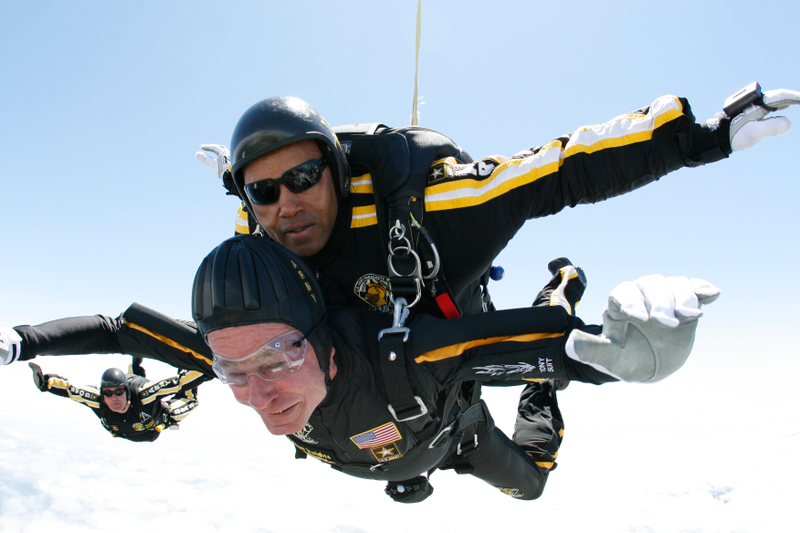 Illustration for article titled Watch George HW Bush Jump Out Of A Helicopter For His 90th Bday!